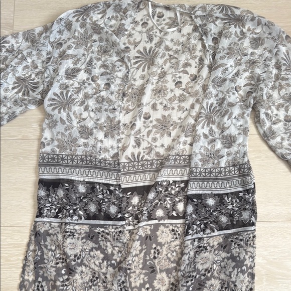 3/$10 Apt. 9 Elegant Floral Sheer Kimono - Picture 2 of 6
